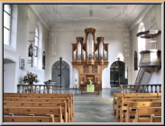 Nach der Kirchenrenovation 2008 ist links neben der Orgel aus symmetrischen Gründen ein Durchgang angedeutet. Die vorher weiss gelassenen Wand wurde mit einer Gittertüre bemalt.