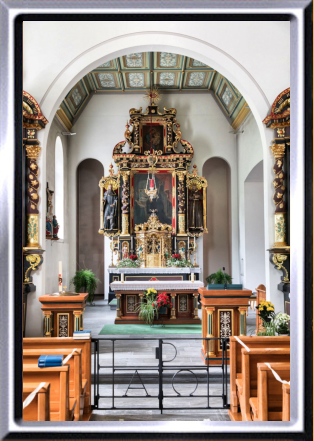 Chorraum, die Orgel befindet sich im Bethaus und ist vom Kirchenschiff aus nicht sichtbar.