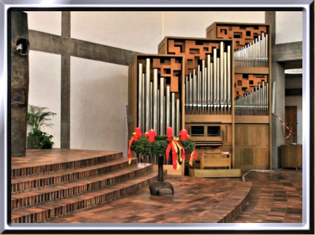 Orgel am neuen Standort in der Kirche St. Vinzenz in Erding (Bayern) D.