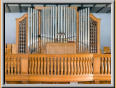 Orgel 1954, nach Umbau Kuhn mit altem Pfeifenmaterial in neuem Gehäuse/Prospekt.