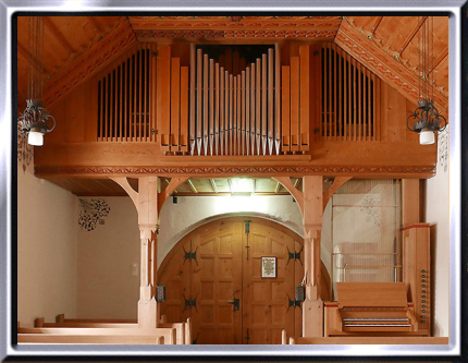 Orgel 2017 nach Restaurierung. Man beachte den neuen Spieltisch mit nach oben führenden, sichtbaren Abstrakten quer zur rechten Wand.