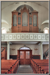 Vue de la nef avec buffet Goll vide. A gauche sous la tribune l'orgue Füglister.