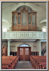 Raumansicht Goll-Orgel; unter der Empore ist am linken Rand die Füglister-Orgel aus Fribourg zu erkennen.