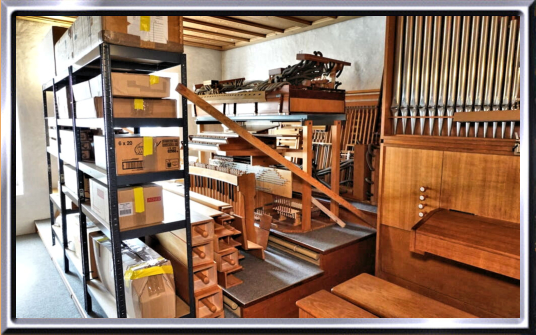 Auf der Empore neben der Walcker-Orgel eingelagertes Material der in Nidau im Matthäuszentrum Port abgebauten Orgel.