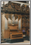 Bild zeigt die Orgel noch am vorherigen Standort in der Hofkirche Luzern.