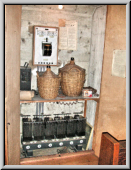 Der Spieltisch und elektrische Analgen (ausser Winderzeugzung) können über ein Notstromaggregat mit Säurebatterien betrieben werden. Die Korbflaschen enthalten Säuren zur Reserve.