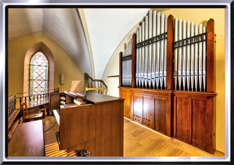 Vue sur la tribune avec l'orgue Allen et la façade muette qui donne l'illusion d'un orgue à tuyaux.