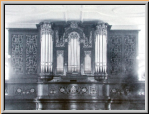 Durch Wolf-Giusto 1926 auf II/30 erweiterte Orgel von Kuhn 1889, nach Versetzung auf die Westempore (Foto 1926)
