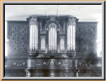 Durch Wolf-Giusto 1926 auf II/30 erweiterte Orgel von Kuhn 1889, nach Versetzung auf die Westempore (Foto 1926)