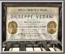 Das Firmenschild gibt keine Auskunft über das Baujahr der Orgel. Wann und welche internationale Ausstellung in Neapel und Kairo stattgefuden haben ist nicht nachgewiesen. Bei anderen Orgeln von Vedani heisst die Firma Talamona e Vedani.