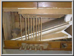 angehängtes Pedal, unten rechts Tritt für die Windschöpfung durch den Orgelspieler.