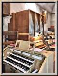 Vue sur la tribune. A l'avant, l'instrument électronique, à l'arrière, l'orgue à tuyaux.