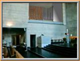 Orgel in der Nische im Chor oben links.
