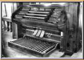 Console orgue Goll 1917, caché par la montre du Positif de dos