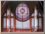 Je nach Standort des Betrachters und Lichtverhältnissen ist die Rosette in der Aussenwand im Kirchenschiff sichtbar.