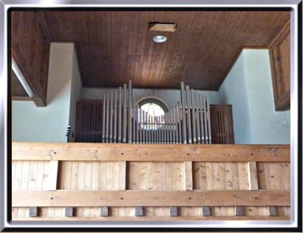 Vue dans le temple de Valangines à Neuchâtel, avant le démontage