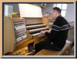 2010, neuer Spieltisch (abgebildeter Organist: Karl Arnold, Bürglen)