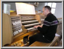 Neuer Spieltisch 2010 (abgebildeter Organist: Karl Arnold, Bürglen)