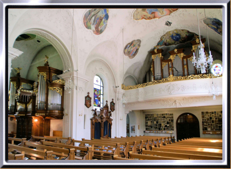 Wallfahrtskirche Melchtal OW, Hauptorgel auf der Empore und Fernwerk im Querschiff (Gandenkapelle)