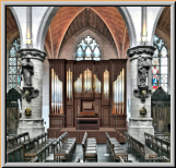 Orgel mit veränderter Front und neuer Farbgebung in der Sint-Peter Kirche in Mol (Belgien)