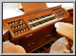 Spieltisch für beide Orgelseiten jeweils auf beiden Seiten ins Chorgestühl integriert 