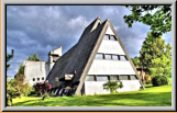 St. Gallen-Riethüsli, im Vordergrund die katholische, im Hintergrund die reformierte Kirche.