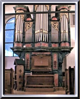 Gehäuse/Prospekt sind Kopien der Bossart-Orgel, die 1863 nach Morschach verkauft worden war.