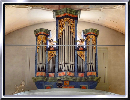 Morschach SZ, Pfarrkirche St. Gallus, Orgel Gebr. Späth 1920, Bossart-Gehäuse links und rechts aussen um je 2 Felder erweitert.