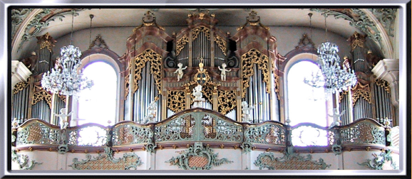 Kreuzlingen TG, Basilika St. Ulrich, Orgel Rieger 1966. Die beiden Orgelteile links und rechts aussen sind stumm.