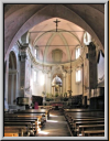 Tie Orgel steht im Kirchenschiff auf der rechten Seite in einem Gewölbebogen. 