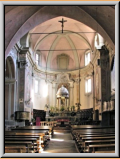 Die Orgel steht im Kirchenschiff auf der rechten Seite in einem Gewölbebogen. 