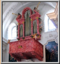 Orgelattrappe, Chor Südseite, leeres Gehäuse, Prospektpfeifen aus Holz, gedrechselt und metallfarben bemalt.