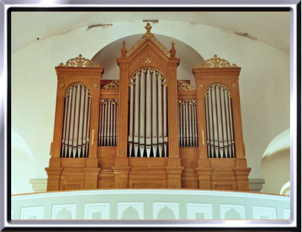 Prospekt am neuen Standort in der Christkath. Kirche in St. Imier.