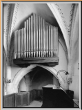 console au milieu de la tribune, entre les deux partie de l'orgue