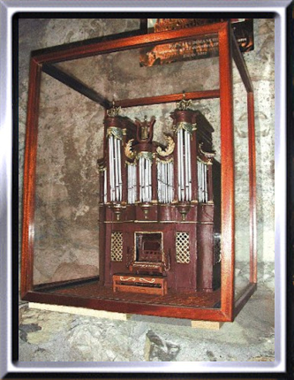 Orgue en chocolat, massepin et sucre.