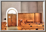 L'orgue a été installé dans un renfoncement du mur au fond de la nef.
