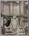 Façade du positif de dos en forme de lyre, qui a été utilisé pendant un certain temps comme logo par le musée suisse de l'orgue de Roche VD.