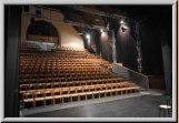 nouvelle salle avec des sièges de théâtre.