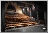 nouvelle salle avec des sièges de théâtre.