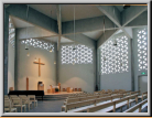 Raumansicht der neuen Kirche, die Orgel steht im Kirchenschiff hinten rechts und ist hier nicht zu sehen.