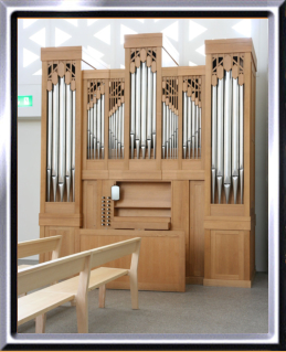 Hauser-Orgel rechts hinten im Kirchenschiff der neuen Kirche.