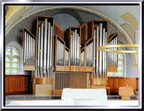 Stand 2009 nach der Kirchenrenovation. Links und rechts der Orgel sind die zugemauerten Fenster wieder geöffnet worden.